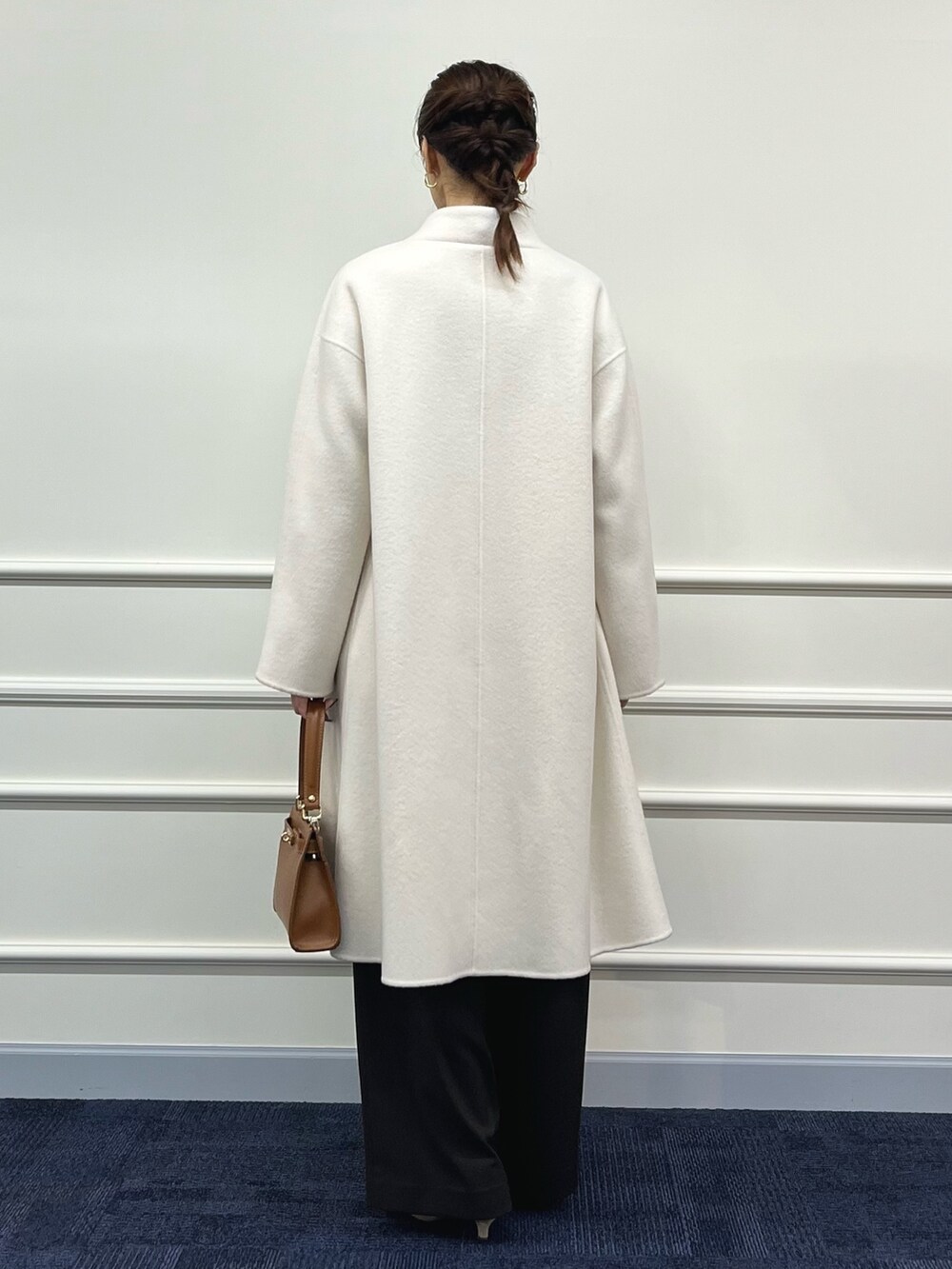 ホワイト系のその他アウター、ブラウン系のシャツ/ブラウス、ブラウン系のその他パンツを着用したレディースの冬コーディネートの7枚目の写真