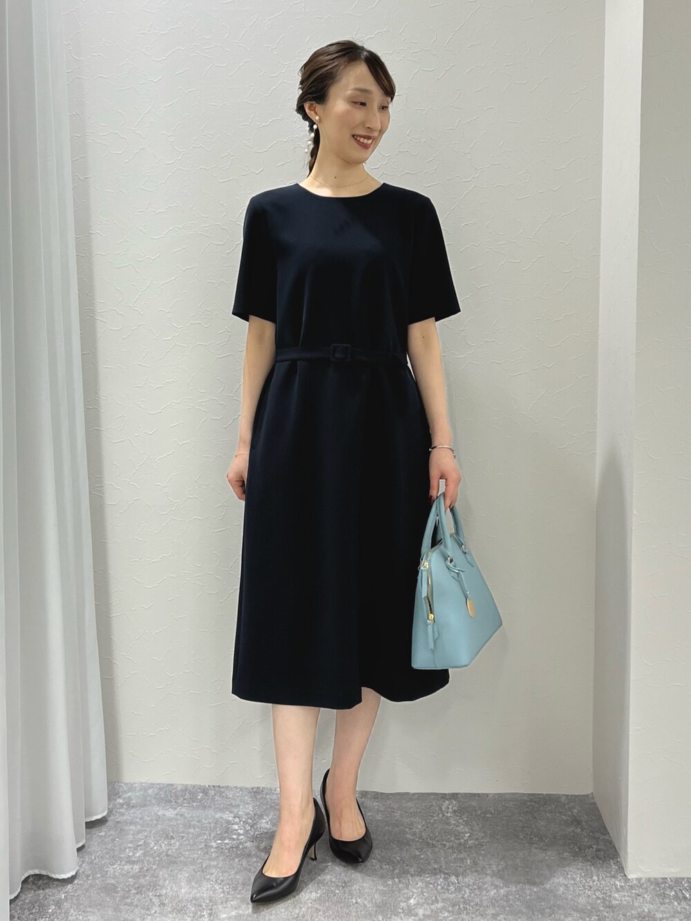 「ワンピース、春アウター、ダンボール素材、ノーカラーコート、ノーカラー、オケージョン、セレモニー、オケージョンスタイル、キレイめ、きちんとスタイル、オトナ女子、ノーリーズ、ベルト、半袖ワンピース、ネイビー」|「NOLLEY’S Sophiの淡水レンパールピアス(ピアス(両耳用)、ホワイト系)」を使った、nol ikeoさん(レディース・160cm)の冬コーディネートの10枚目の写真