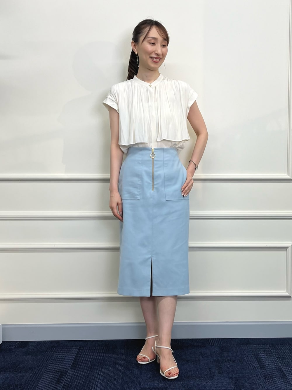 ホワイト系のシャツ/ブラウス、ブルー系のスカート、ホワイト系のサンダルを着用したレディースの夏コーディネートの2枚目の写真