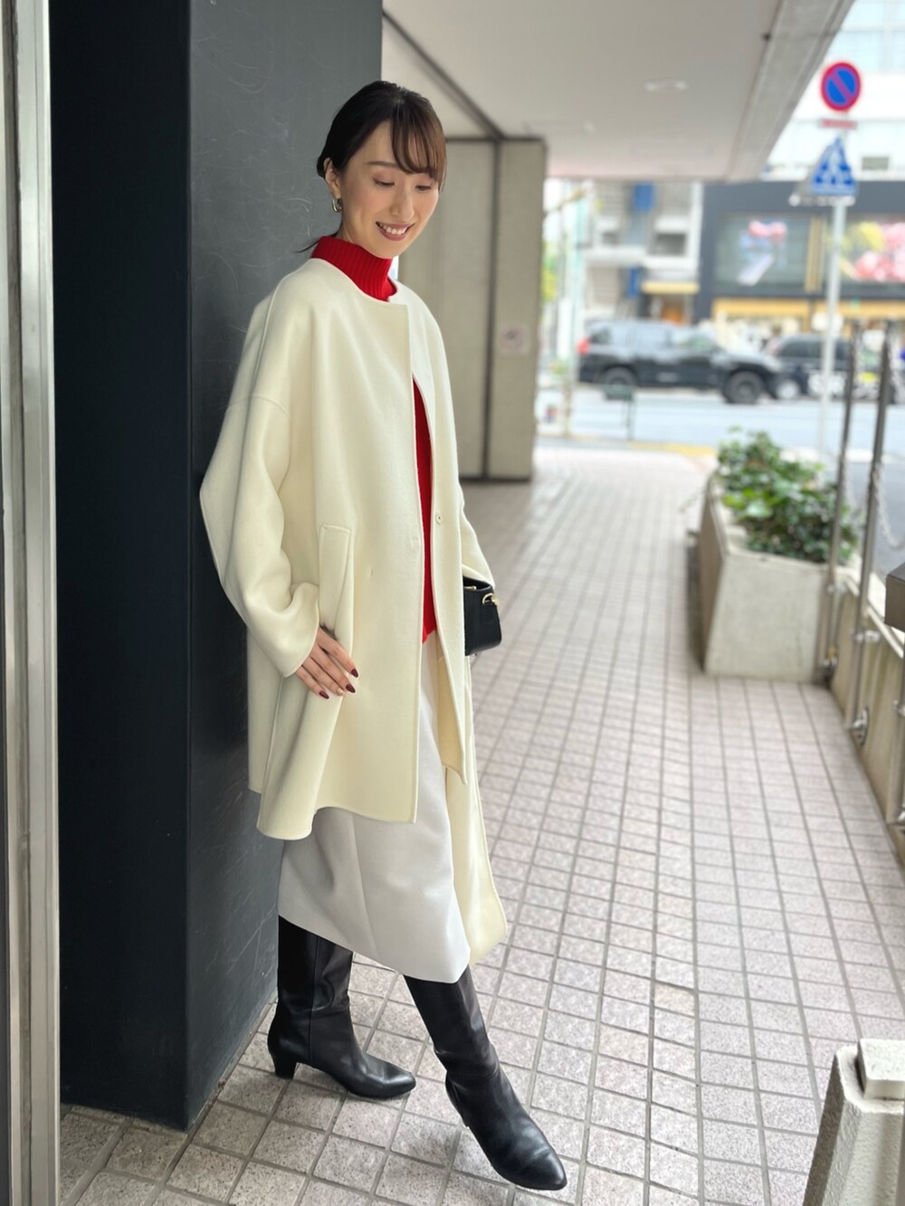 「新星WEARISTAにエントリー、冬アウター、クリスマスに着たい服、マイベストコーデ2023、赤、お出かけコーデ、コート、ブーツ、ノーカラーコート、タイトスカート、ノーリーズ、赤ニット、ハイネック、冬コーデ、ストール」｜「LAURA DI MAGGIOの【LAURA DI MAGGIO/ ラウラディマッジョ】チェーン付き3wayショルダーバッグ（ショルダーバッグ、ブルー系）」を使った、nol ikeoさん（レディース・160cm）の冬コーディネートの2枚目の写真