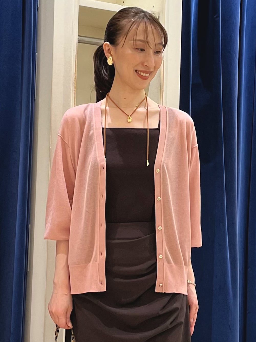 「シアートップス、きれいめカジュアル、夏コーデ、サンダル、秋服準備はじめました、ブラウン、ブラウンコーデ、カーディガン、カーディガンコーデ、ノーリーズ、シアーニット、ロングスカート、スカートスタイル、スカート、ピンク」|「NOLLEY’Sのニュアンスプレートイヤリング(イヤリング、ゴールド系)」を使った、nol ikeoさん(骨格ウェーブ・レディース・160cm)の夏コーディネートの4枚目の写真