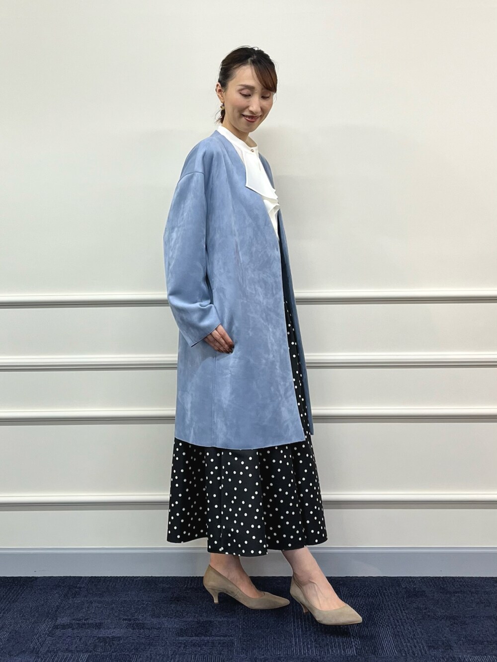 ホワイト系のシャツ/ブラウス、ブルー系のノーカラーコート、ブラック系のスカートを着用したレディースの秋コーディネートの4枚目の写真