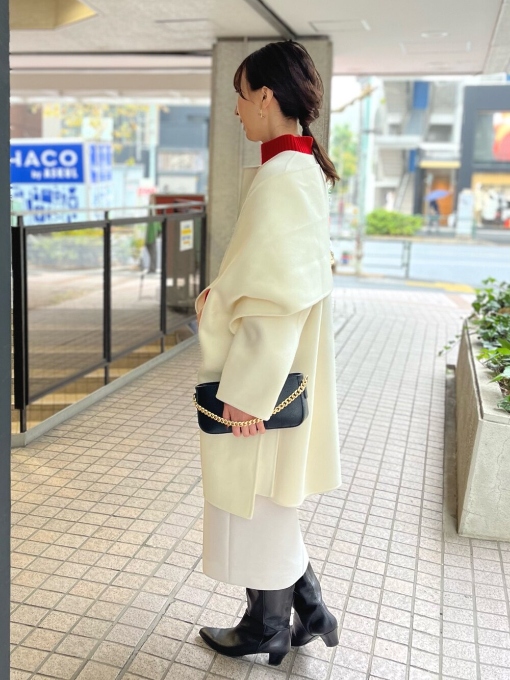 「新星WEARISTAにエントリー、冬アウター、クリスマスに着たい服、マイベストコーデ2023、赤、お出かけコーデ、コート、ブーツ、ノーカラーコート、タイトスカート、ノーリーズ、赤ニット、ハイネック、冬コーデ、ストール」｜「LAURA DI MAGGIOの【LAURA DI MAGGIO/ ラウラディマッジョ】チェーン付き3wayショルダーバッグ（ショルダーバッグ、ブルー系）」を使った、nol ikeoさん（レディース・160cm）の冬コーディネートの9枚目の写真