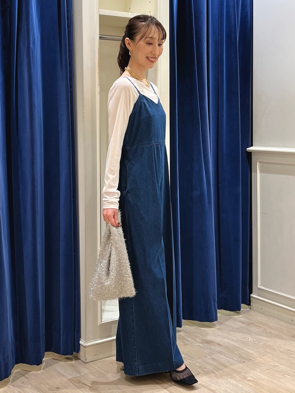 「秋服準備はじめました、休日スタイル、シアートップス、オトナカジュアル、デニム、デニムコーデ、オールインワン、サロペット、デニムサロペット、デニムオールインワン、ベロア、ワイドパンツ、デニムパンツ、きれいめカジュアル、ノーリーズ」|「NOLLEY’Sのアンカーチェーンインパールネックレス(ネックレス、ゴールド系)」を使った、nol ikeoさん(レディース・160cm)の秋コーディネートの8枚目の写真