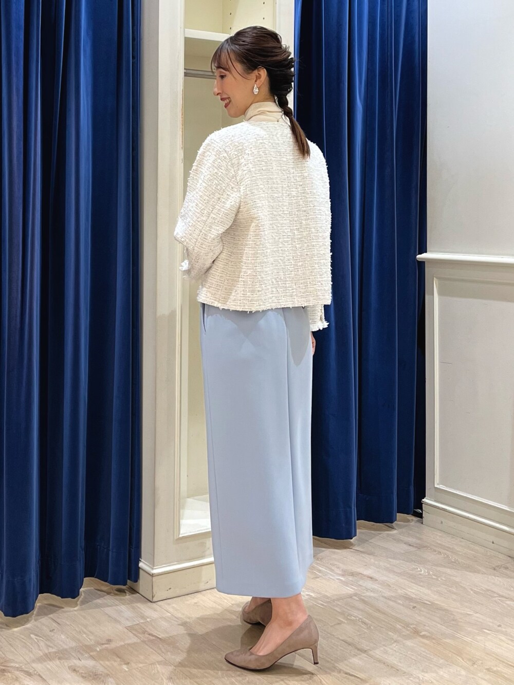 「ロングスカート、きれいめカジュアル、ツイード、ノーカラージャケット、ジャケット、ジャケットスタイル、スリット、タイトスカート、ツイードジャケット、ノーカラー、ノーリーズ、キレイめ、きれいめコーディネート、サックスブルー、ハイネック」|「NOLLEY’S Sophiのボリュームドロップイヤリング(イヤリング、シルバー系)」を使った、nol ikeoさん(レディース・160cm)の冬コーディネートの7枚目の写真