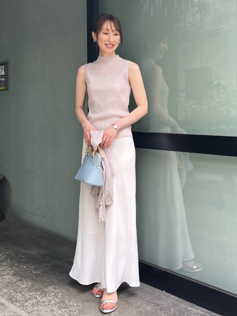 ホワイト系のキャミソール、ベージュ系のニット/セーター、ベージュ系のカーディガン/ボレロを着用したレディースの夏コーディネートの2枚目の写真