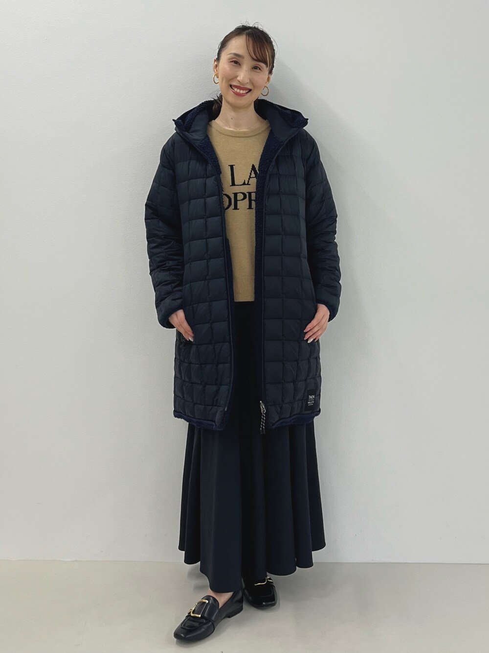 「ロングスカート、おでかけコーデ、秋冬コーデ、ロゴ、ロゴニット、ダウン、ボア、リバーシブル、きれいめカジュアル、大人カジュアル、TAION、アウター、ノーリーズ、スカート、マキシスカート」｜「TAIONの◇【WEB限定】【TAION/タイオン】別注ボア×ダウンフードコート(リバーシブル)（ダウンジャケット/コート、ブルー系）」を使った、nol ikeoさん（レディース・160cm）の秋コーディネートの4枚目の写真