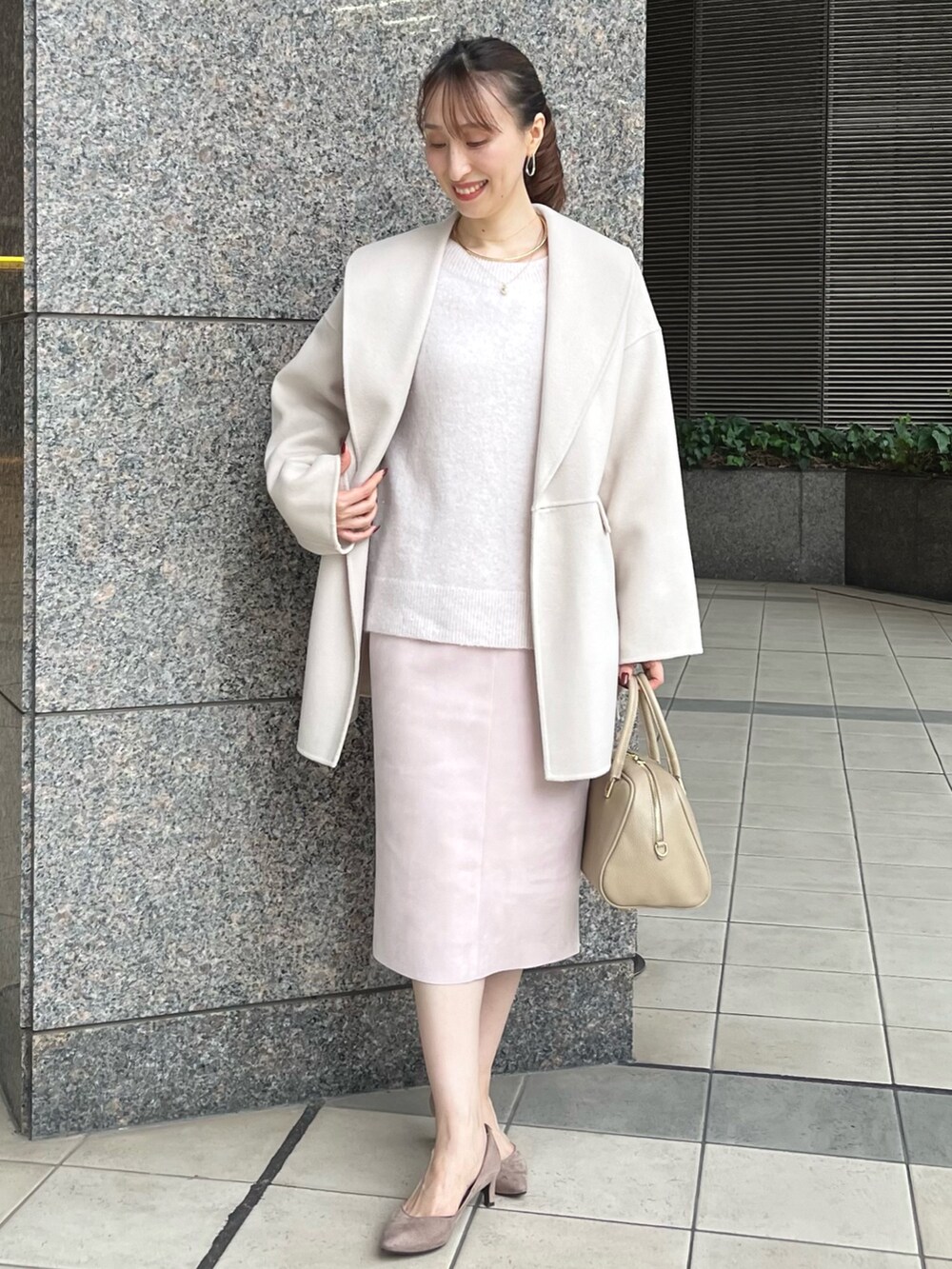 「ニット、淡色コーデ、冬コーデ、お出かけコーデ、冬アウター、ニットコーデ、大人かわいい、ピンク、リバーコート、ハーフコート、ショールカラー、タイトスカート、スカート、キレイめ、ノーリーズ」|「NOLLEY’Sのチョーカー2wayネックレス(ネックレス、ゴールド系)」を使った、nol ikeoさん(レディース・160cm)の秋コーディネートの8枚目の写真