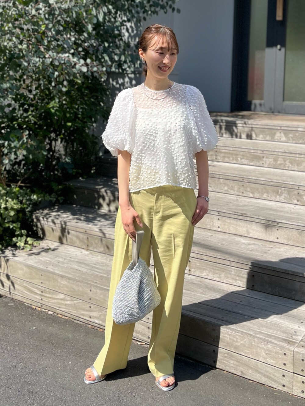 ホワイト系のシャツ/ブラウス、ホワイト系のキャミソール、イエロー系のその他パンツを着用したレディースの春コーディネートの2枚目の写真