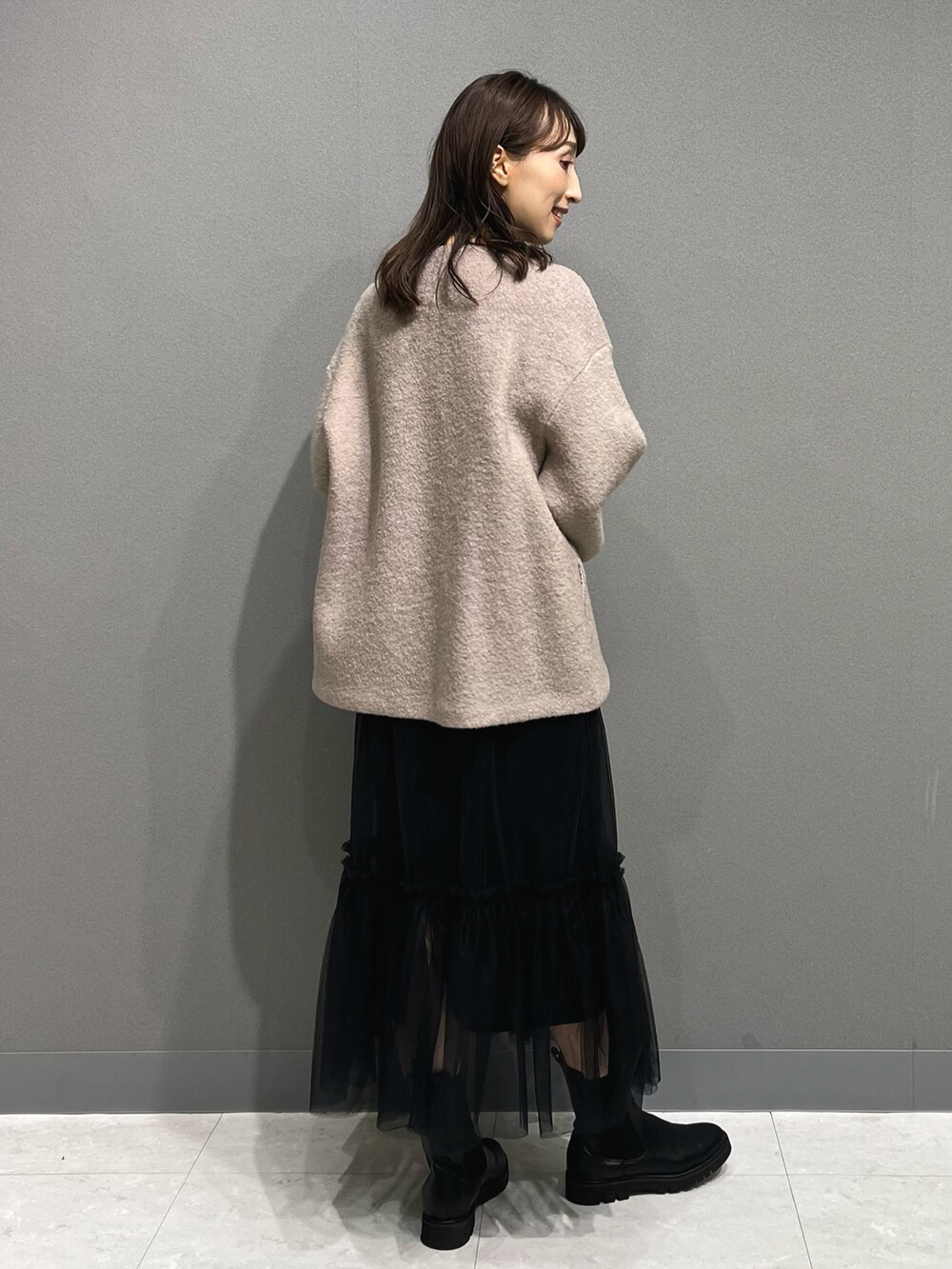 「秋服まるっと大公開、きれいめカジュアル、サイドゴアブーツ、チュール、チュールスカート、もこもこ、モコモコアウター、ブルゾン、シアートップス、ブラック、ボア、ボアブルゾン、ノーリーズ、ロングスカート、コクーンシルエット」|「NOLLEY’S Sophiのパールダブルラインイヤーカフ(イヤーカフ、ホワイト系)」を使った、nol ikeoさん(レディース・160cm)の秋コーディネートの5枚目の写真