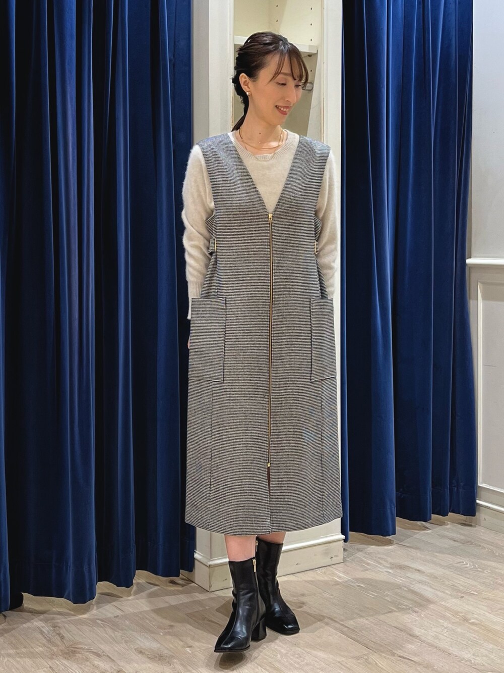 「ワンピース、ジャンパースカート、ジャンスカ、ワンピーススタイル、ニット、チドリ柄、千鳥柄、きれいめカジュアル、キレイめカジュアル、ノーリーズ、大人カジュアル、大人かわいい、モノトーン、ベージュ」｜「NOLLEY’S Sophiのバーパールビジューイヤリング（イヤリング、ホワイト系）」を使った、nol ikeoさん（レディース・160cm）の冬コーディネートの5枚目の写真