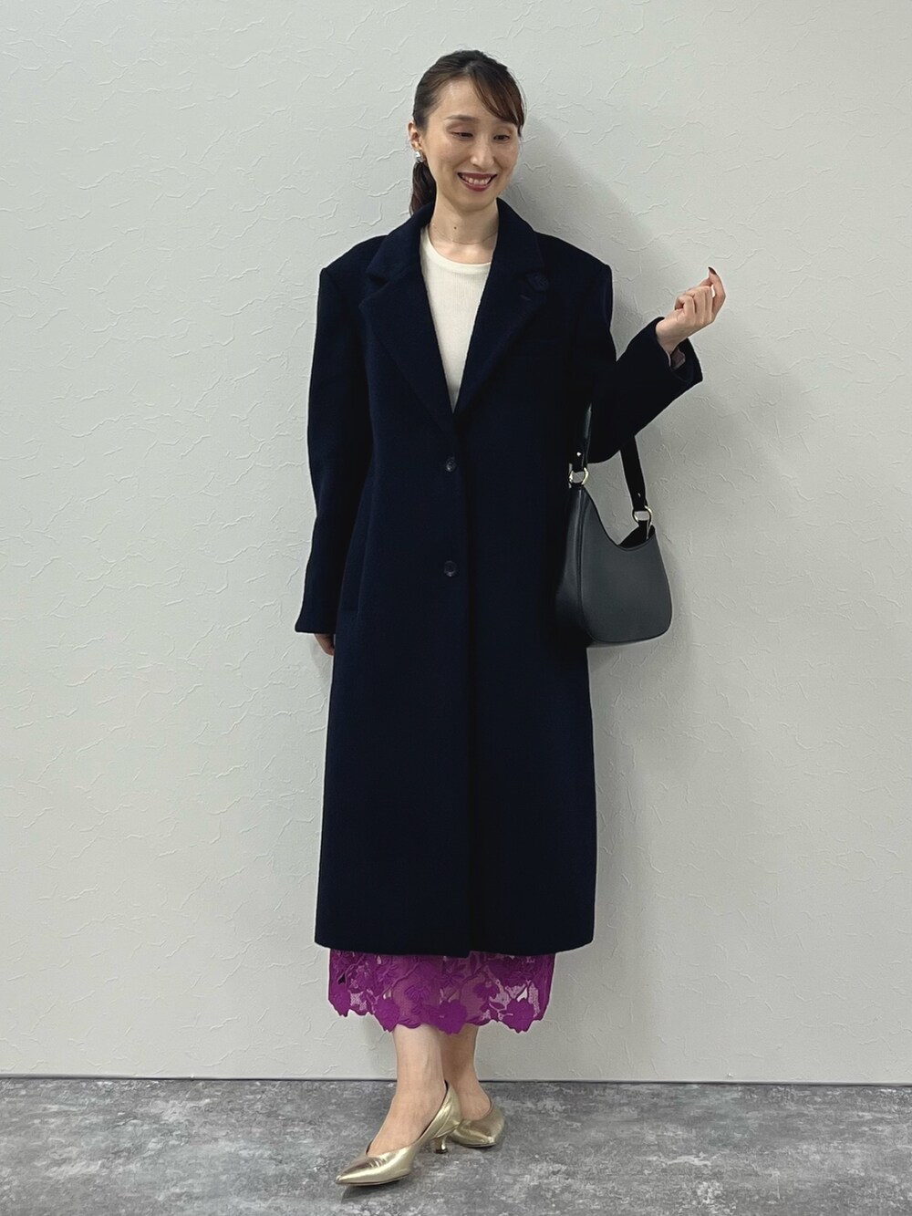 「秋っぽコーデ更新中、オトナ女子、チェスターコート、チェスター、コート、アウター、ウールコート、ネイビー、レース、レーススカート、タイトスカート、スカート、キレイめ、ノーリーズ、ロングコート」|「NOLLEY’Sのボリュームラウンドイヤリング(イヤリング、シルバー系)」を使った、nol ikeoさん(レディース・160cm)の秋コーディネートの9枚目の写真