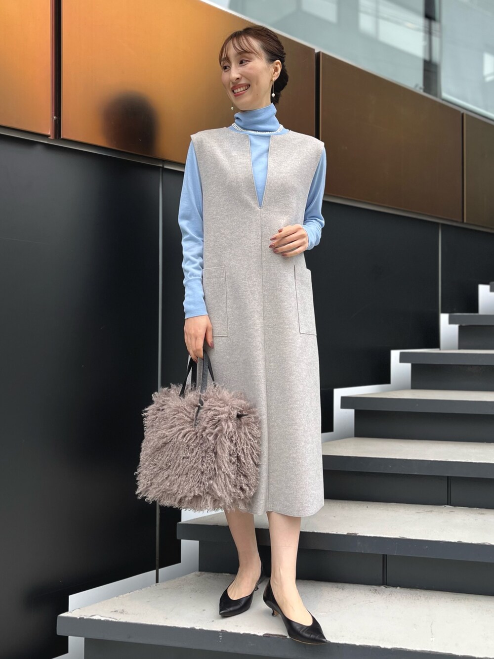 「最近のいい感じコーデ、お出かけコーデ、ワンピース、ニット、クリスマスに着たい服、ファー、休日スタイル、ハイネック、ジャンパースカート、ジャンスカ、ノーリーズ、サックスブルー、グレー、パール、ファーバッグ」｜「NOLLEY’Sのコットンパールブラチェーンイヤリング（イヤリング、ホワイト系）」を使った、nol ikeoさん（レディース・160cm）の冬コーディネートの9枚目の写真