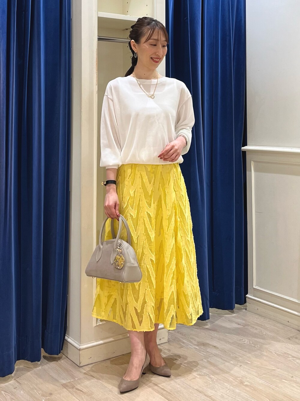 「春色、春めき満開コーデ、春コーデ、お出かけコーデ、シアートップス、春服、キレイめカジュアル、カラーコーデ、大人かわいい、フレアスカート、スカート、スカートスタイル、ノーリーズ、イエロー、ニット」|「NOLLEY’S Sophiの《手洗い可能》綿混シアー2WAYニット(ニット/セーター、ホワイト系)」を使った、nol ikeoさん(骨格ウェーブ・レディース・160cm)の春コーディネートの5枚目の写真