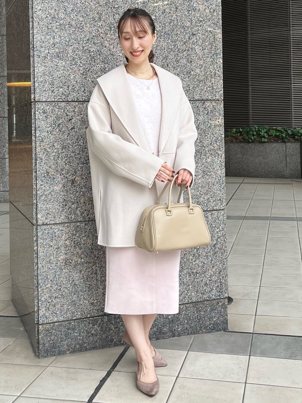 「ニット、淡色コーデ、冬コーデ、お出かけコーデ、冬アウター、ニットコーデ、大人かわいい、ピンク、リバーコート、ハーフコート、ショールカラー、タイトスカート、スカート、キレイめ、ノーリーズ」|「NOLLEY’Sのチョーカー2wayネックレス(ネックレス、ゴールド系)」を使った、nol ikeoさん(レディース・160cm)の秋コーディネートの10枚目の写真