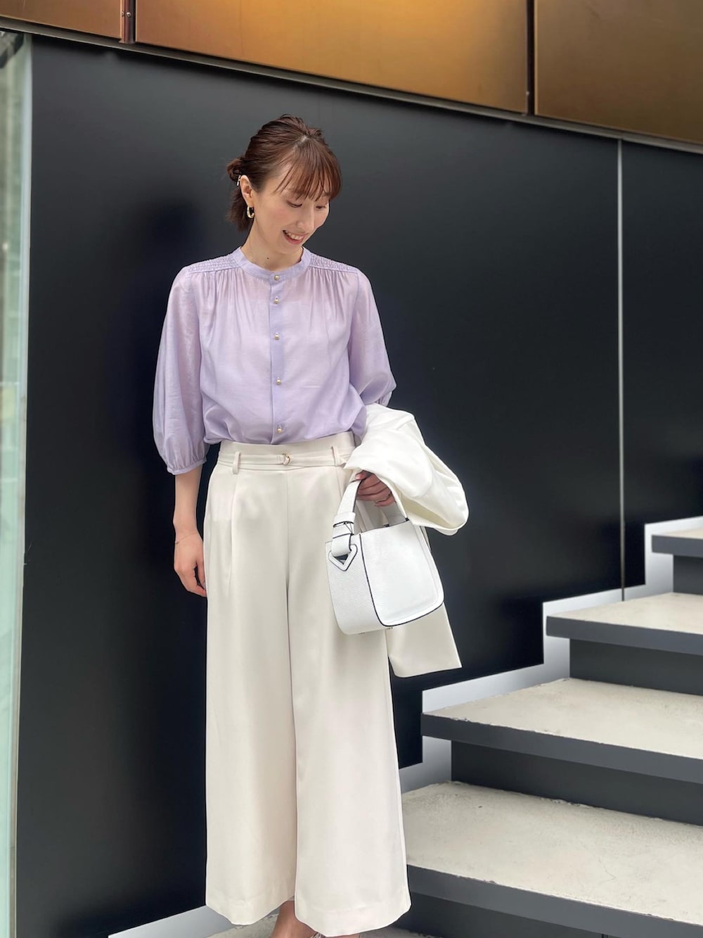 パープル系のシャツ/ブラウス、ホワイト系のその他パンツ、ブラック系のハンドバッグを着用したレディースの春コーディネートの3枚目の写真