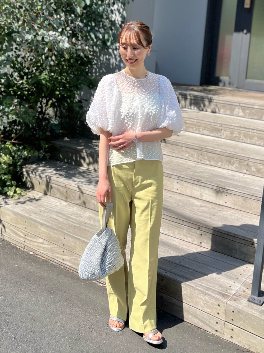 ホワイト系のシャツ/ブラウス、ホワイト系のキャミソール、イエロー系のその他パンツを着用したレディースの春コーディネートの8枚目の写真