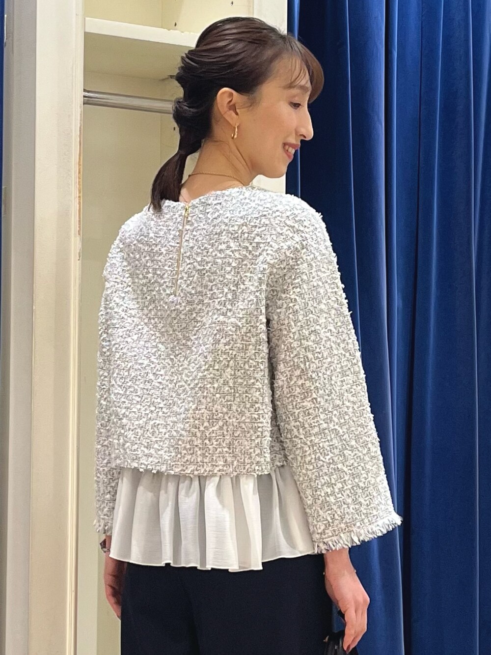 「シンプルスタイル、オトナ女子、モノトーン、セレモニー、ツイード、ぺプラムトップス、ぺプラム、フリル、フリルトップス、イージーパンツ、ワイドパンツ、パンツ、パンツスタイル、ノーリーズ、ボストンバッグ」｜「NOLLEY’Sの【grace grace/グラスグラス】2トーンスライドネックレス（ネックレス、ゴールド系）」を使った、nol ikeoさん（骨格ウェーブ・レディース・160cm）の冬コーディネートの4枚目の写真