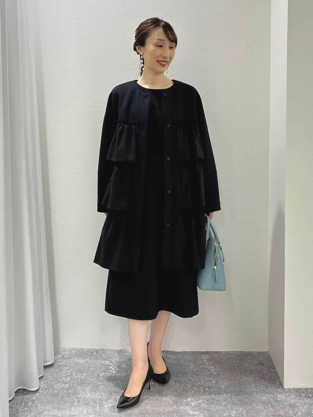 「ワンピース、春アウター、ダンボール素材、ノーカラーコート、ノーカラー、オケージョン、セレモニー、オケージョンスタイル、キレイめ、きちんとスタイル、オトナ女子、ノーリーズ、ベルト、半袖ワンピース、ネイビー」|「NOLLEY’S Sophiの淡水レンパールピアス(ピアス(両耳用)、ホワイト系)」を使った、nol ikeoさん(レディース・160cm)の冬コーディネートの2枚目の写真