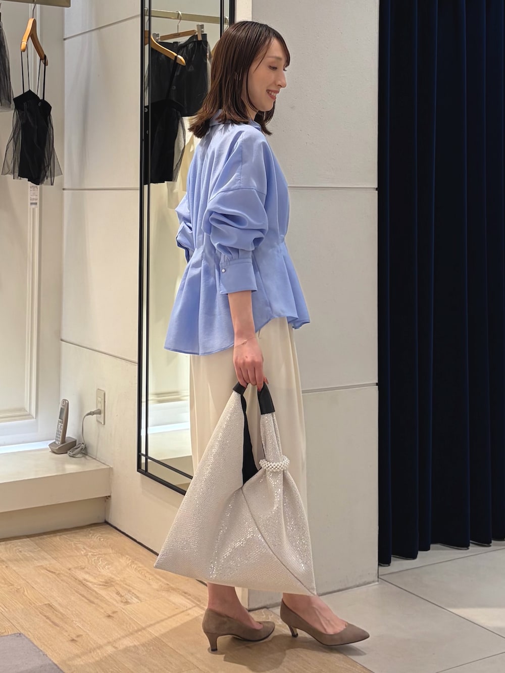 ブルー系のシャツ/ブラウス、グレー系のタンクトップ、ホワイト系のその他パンツを着用したレディースの冬コーディネートの8枚目の写真