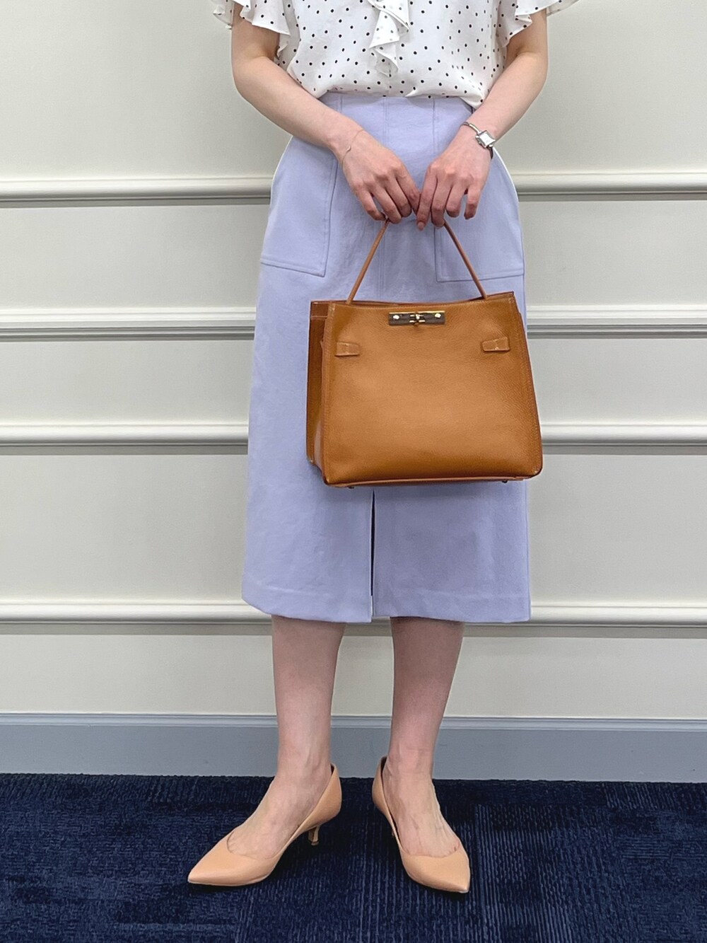 ホワイト系のシャツ/ブラウス、パープル系のスカート、イエロー系のショルダーバッグを着用したレディースの夏コーディネートの5枚目の写真