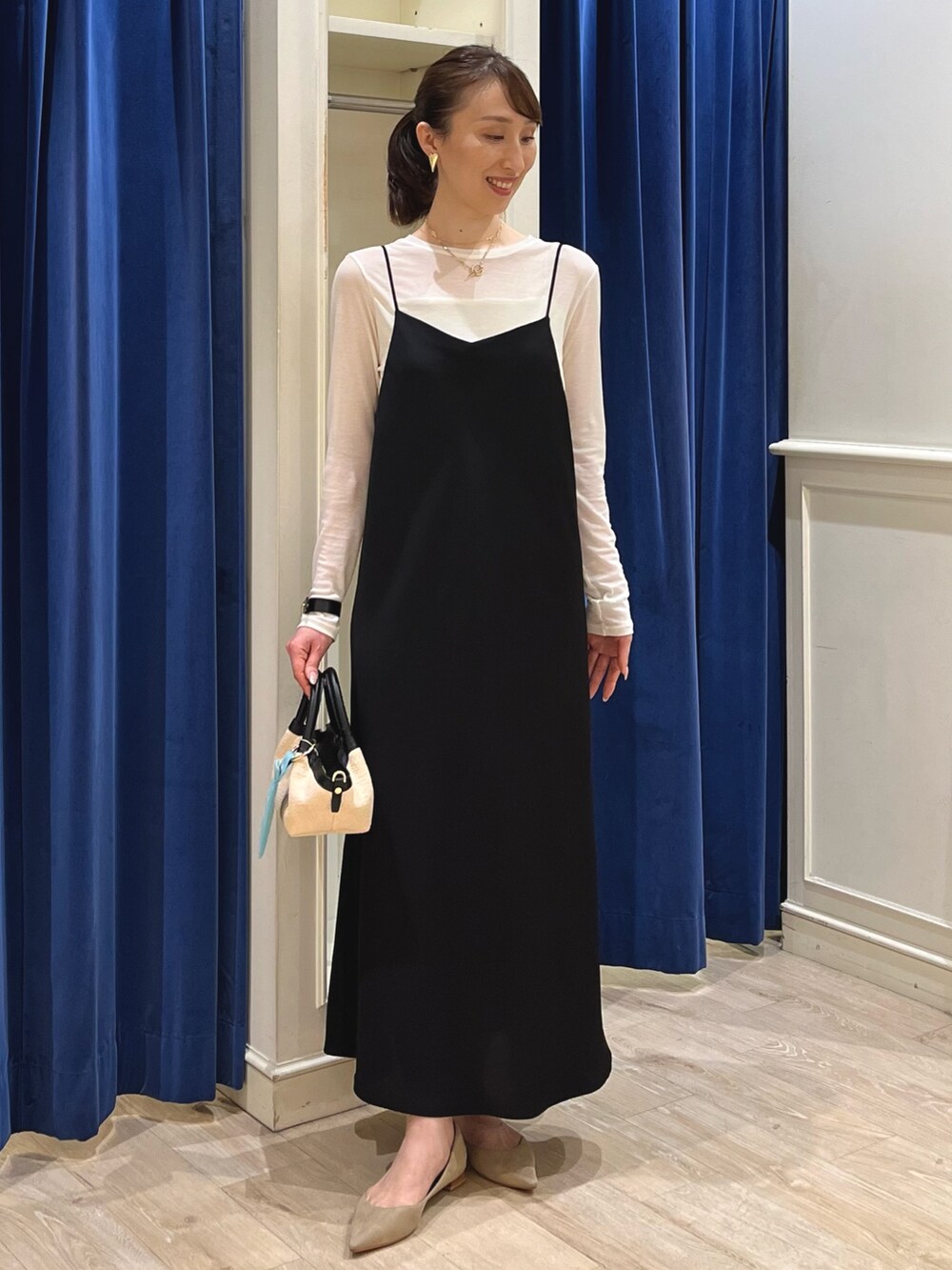 「ロンT、シアートップス、オトナカジュアル、オトナ女子、休日スタイル、キレイめカジュアル、キャミワンピ、キャミワンピース、モノトーン、モノトーンコーデ、ワンピース、シアー、ブラック、ノーリーズ、大人カジュアル」|「NOLLEY’Sの【grace grace/グラスグラス】ハートイヤリング(イヤリング、ゴールド系)」を使った、nol ikeoさん(骨格ウェーブ・レディース・160cm)の春コーディネートの9枚目の写真