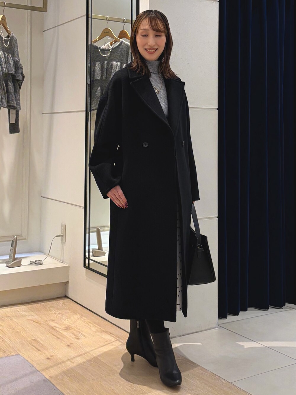 グレー系のその他トップス、ブラック系のその他アウター、ベージュ系のスカートを着用したレディースの冬コーディネートの8枚目の写真