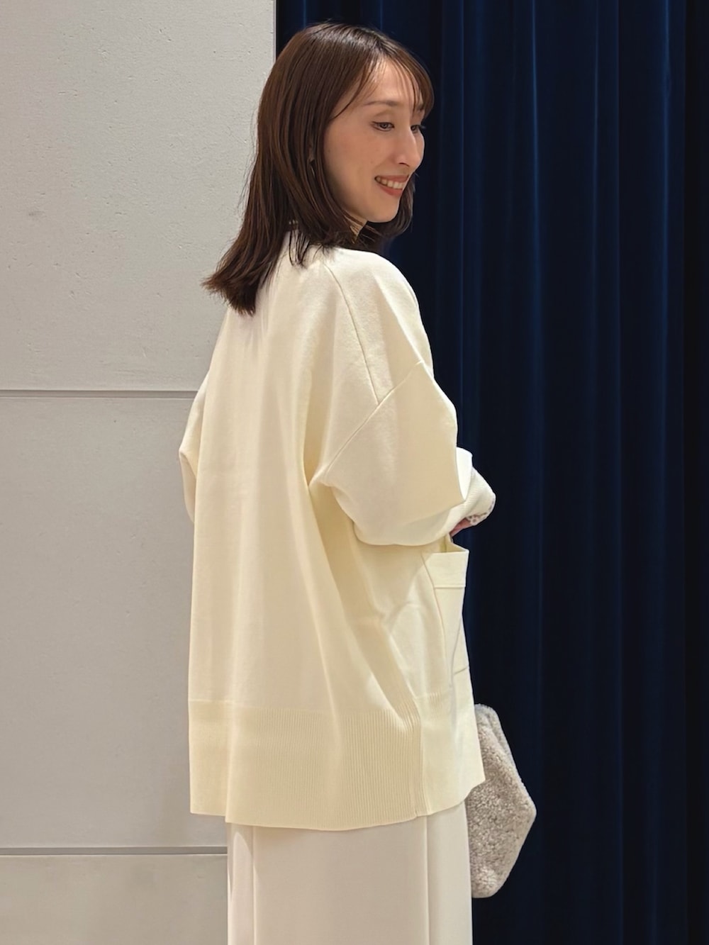 ホワイト系のシャツ/ブラウス、ホワイト系のキャミソール、ホワイト系のカーディガン/ボレロを着用したレディースの秋コーディネートの4枚目の写真