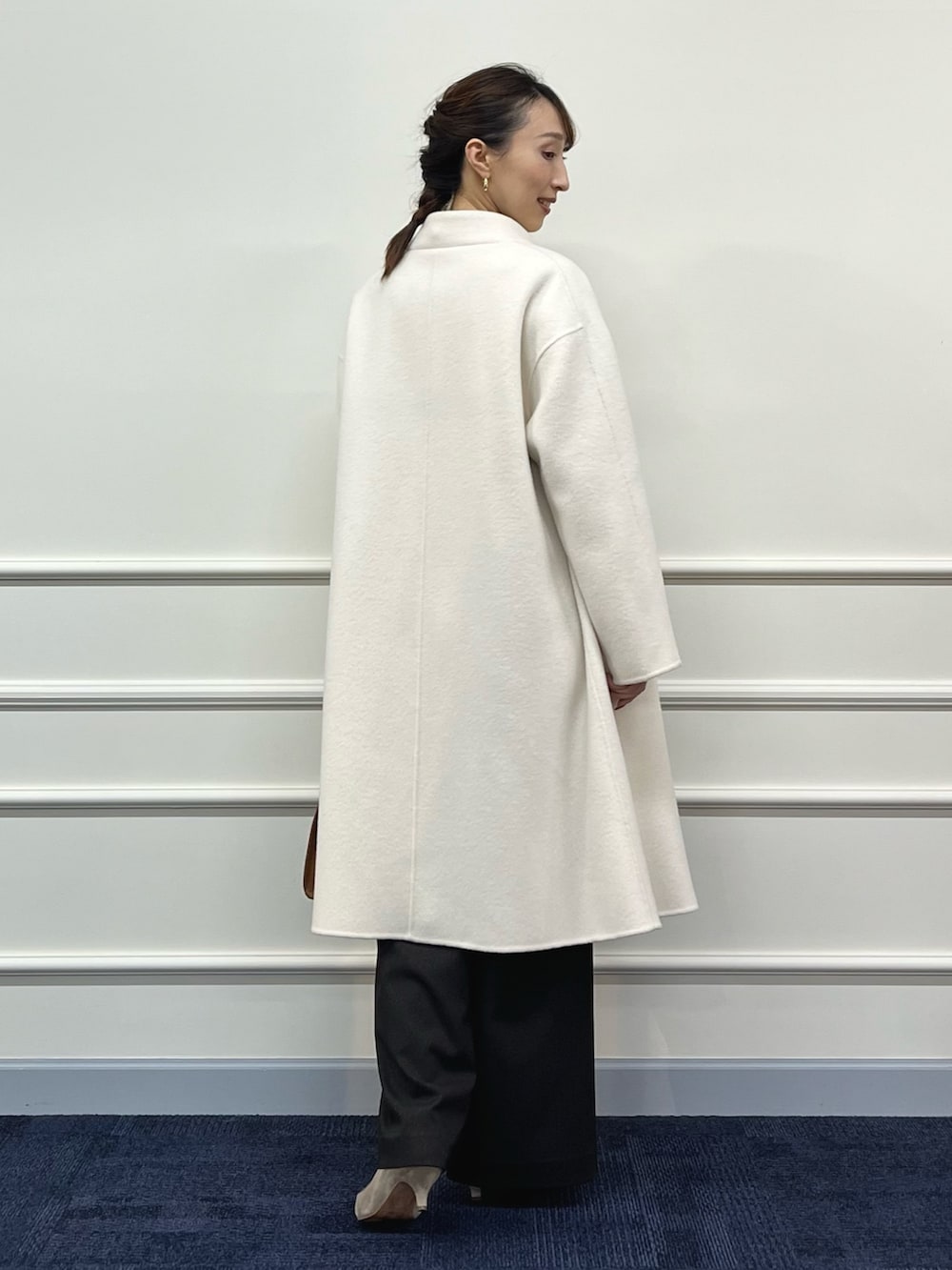 ホワイト系のその他アウター、ブラウン系のシャツ/ブラウス、ブラウン系のその他パンツを着用したレディースの冬コーディネートの8枚目の写真