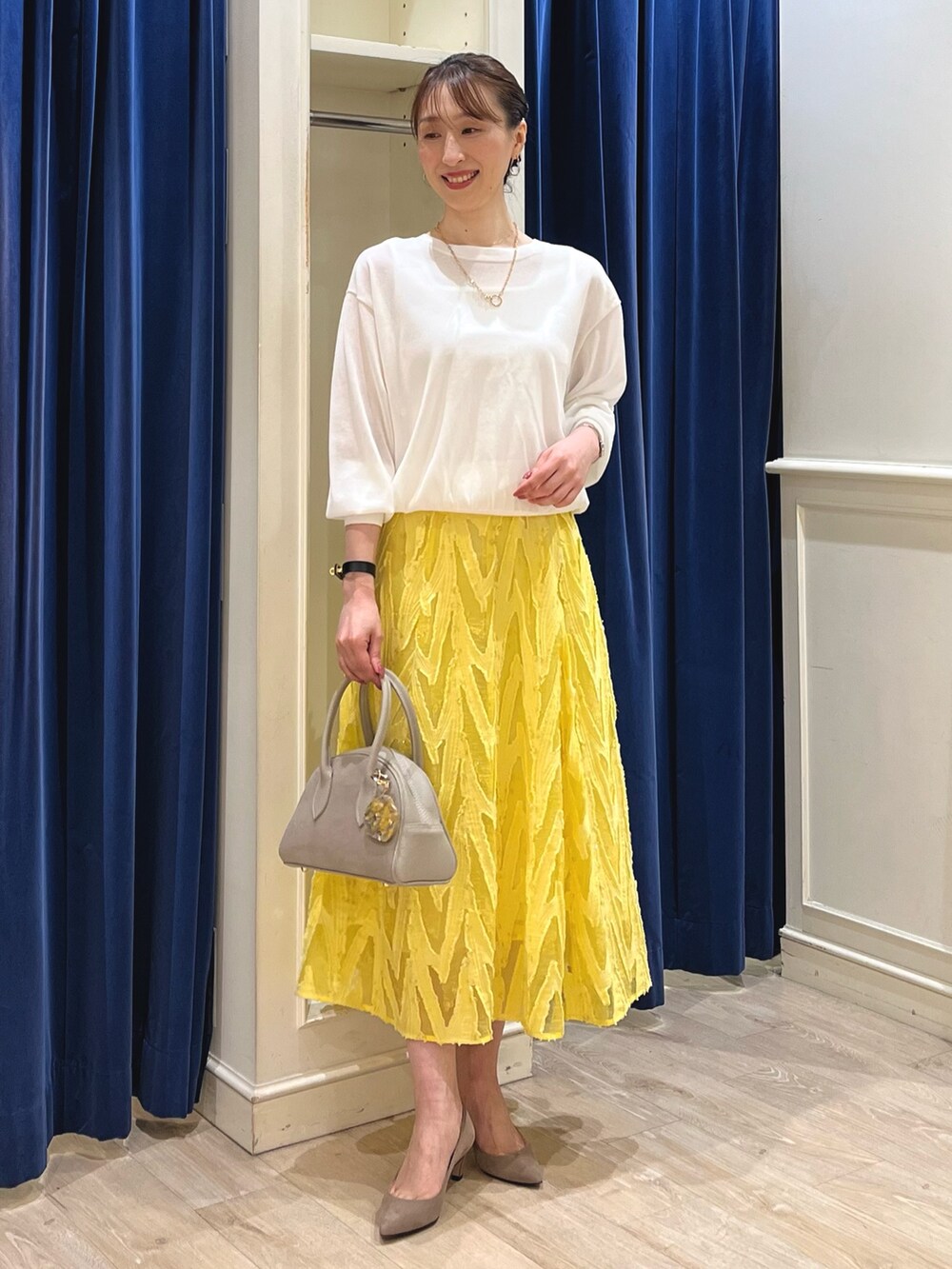 「春色、春めき満開コーデ、春コーデ、お出かけコーデ、シアートップス、春服、キレイめカジュアル、カラーコーデ、大人かわいい、フレアスカート、スカート、スカートスタイル、ノーリーズ、イエロー、ニット」|「NOLLEY’S Sophiの《手洗い可能》綿混シアー2WAYニット(ニット/セーター、ホワイト系)」を使った、nol ikeoさん(骨格ウェーブ・レディース・160cm)の春コーディネートの2枚目の写真