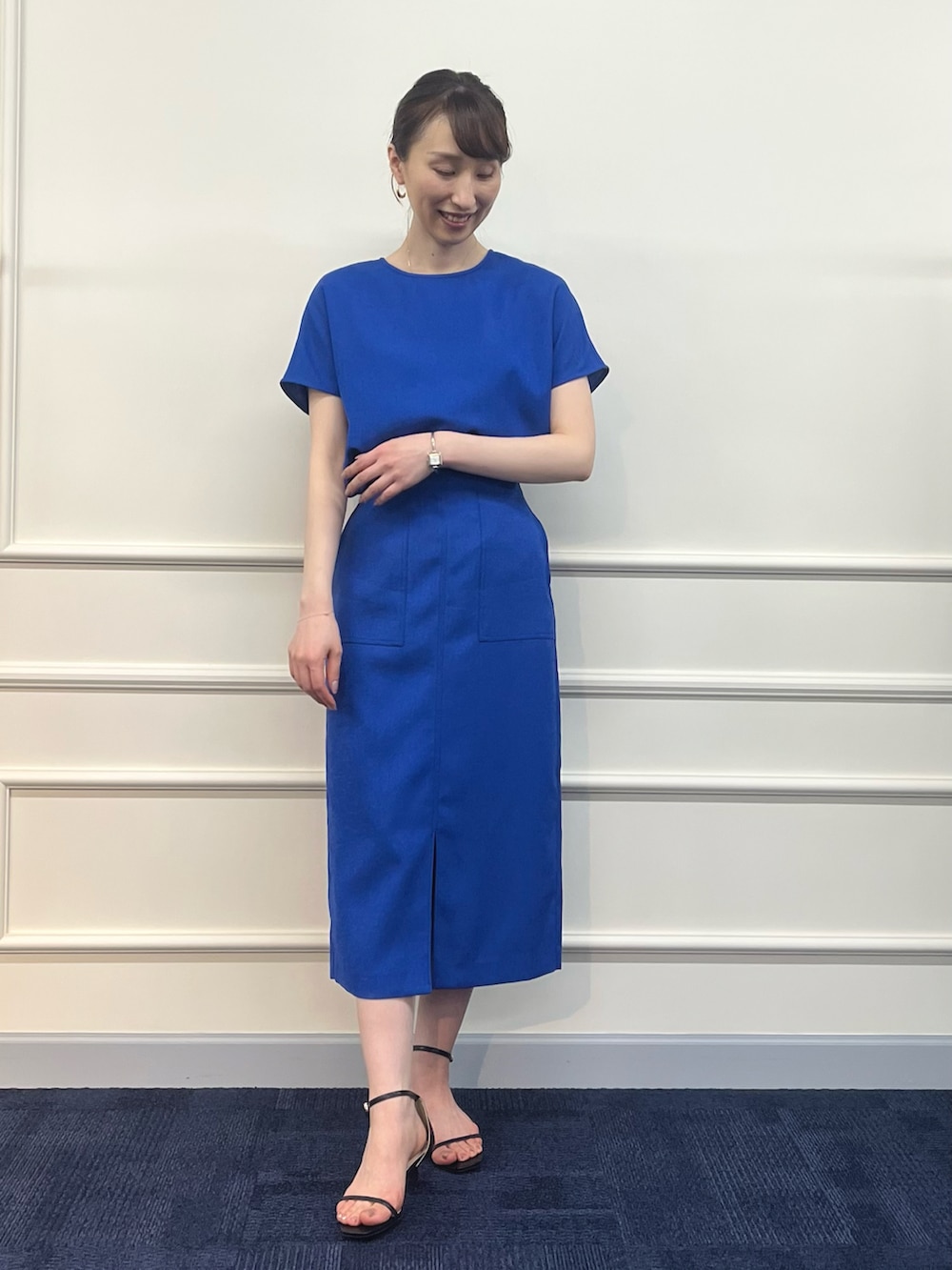 ブルー系のシャツ/ブラウス、ブルー系のスカート、ブラック系のサンダルを着用したレディースの春コーディネートの2枚目の写真