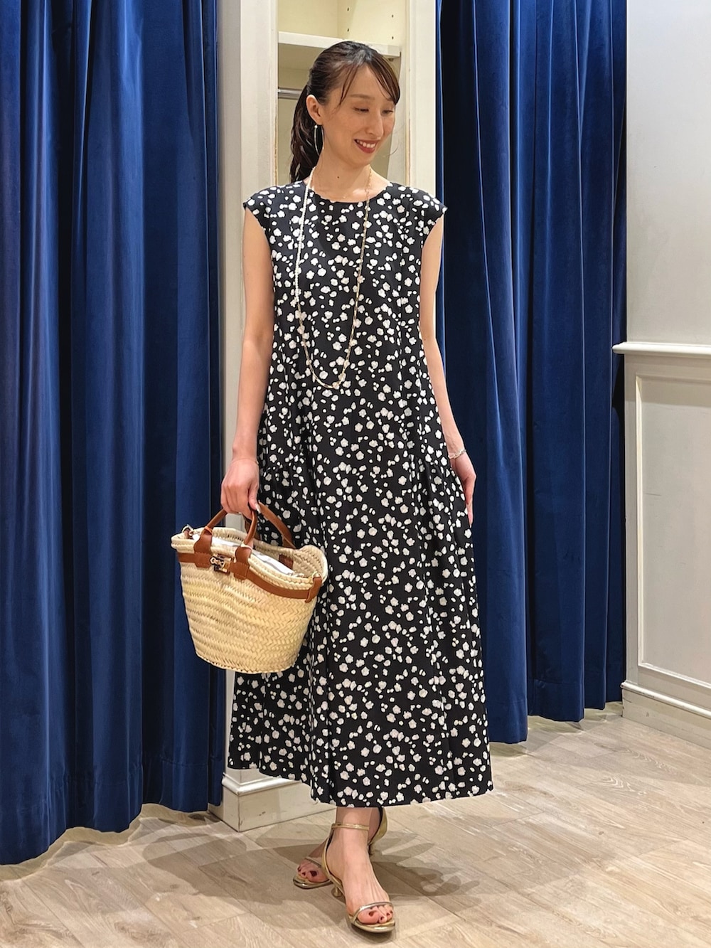 「夏コーデ、ワンピース、お出かけコーデ、大人ガーリー、ワンピーススタイル、ロングワンピース、小花柄、花柄ワンピース、花柄、フラワープリント、モノトーン、かごバッグ、夏ワンピース、ノーリーズ、きれいめカジュアル」｜「NOLLEY’Sの【WEB限定】マルチWAY チェーン＆淡水パールロングネックレス（ネックレス、ゴールド系）」を使った、nol ikeoさん（レディース・160cm）の夏コーディネートの7枚目の写真