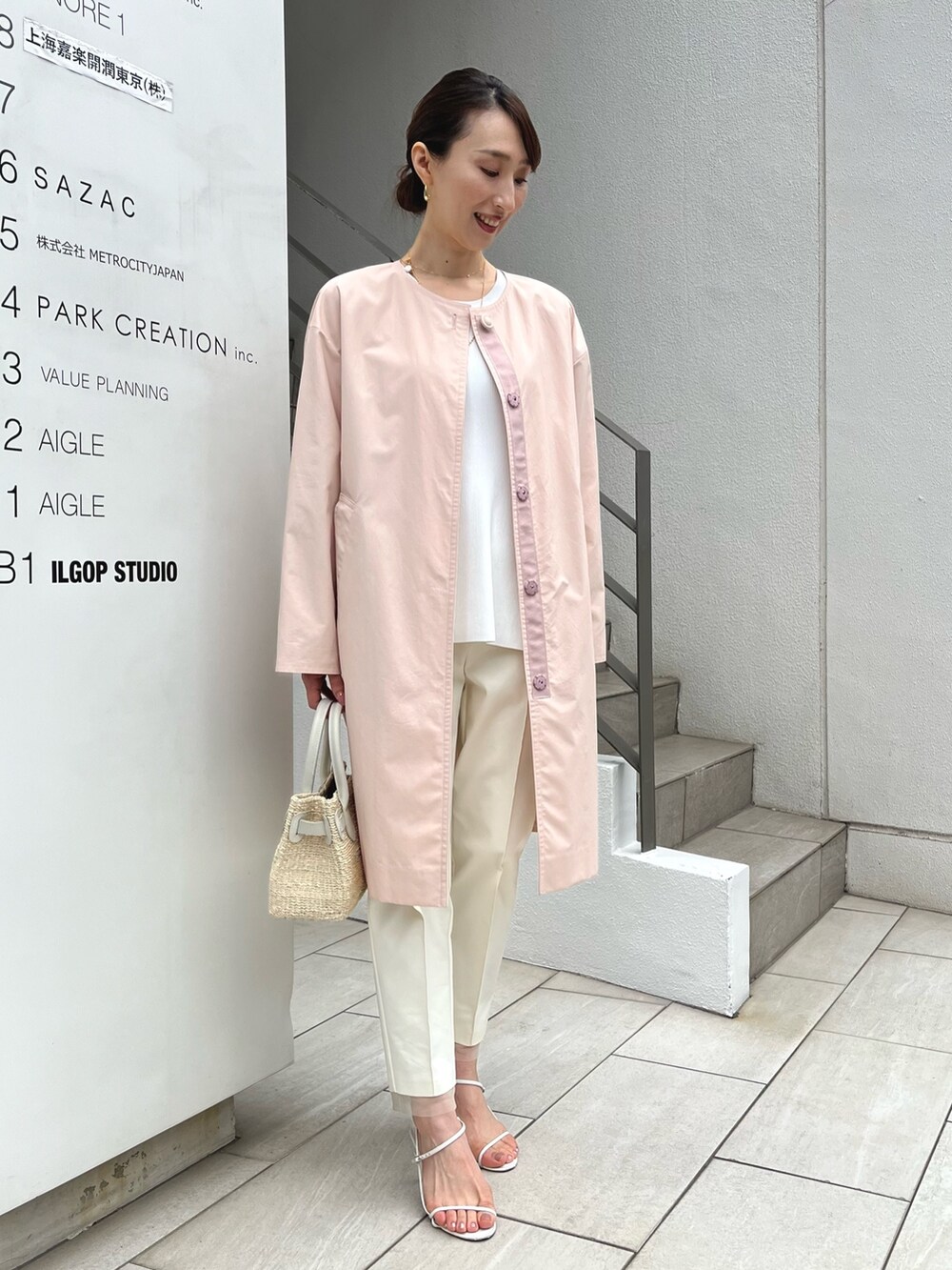 「春色、オフィスカジュアル、パンツコーデ、コート、春アウター、ノーカラーコート、ピンク、春コーデ、テーパードパンツ、ワントーンコーデ、ノーリーズ、パンツスタイル、キレイめ、カラーアウター、24ssトレンド」|「NOLLEY’S Sophiの《手洗い可能》肩タックリブフレアプルオーバーニット(ニット/セーター、ホワイト系)」を使った、nol ikeoさん(レディース・160cm)の冬コーディネートの5枚目の写真