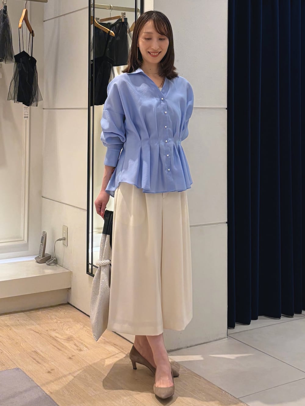 ブルー系のシャツ/ブラウス、グレー系のタンクトップ、ホワイト系のその他パンツを着用したレディースの冬コーディネートの9枚目の写真