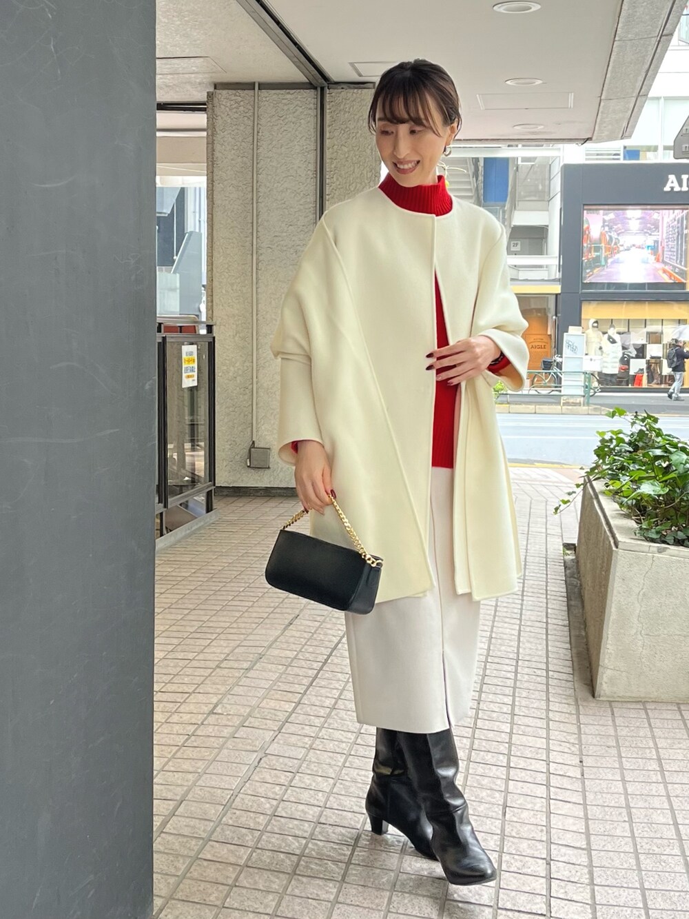 「新星WEARISTAにエントリー、冬アウター、クリスマスに着たい服、マイベストコーデ2023、赤、お出かけコーデ、コート、ブーツ、ノーカラーコート、タイトスカート、ノーリーズ、赤ニット、ハイネック、冬コーデ、ストール」｜「LAURA DI MAGGIOの【LAURA DI MAGGIO/ ラウラディマッジョ】チェーン付き3wayショルダーバッグ（ショルダーバッグ、ブルー系）」を使った、nol ikeoさん（レディース・160cm）の冬コーディネートの4枚目の写真