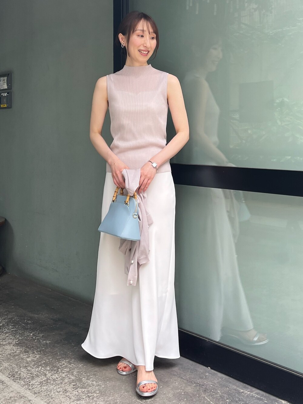 ホワイト系のキャミソール、ベージュ系のニット/セーター、ベージュ系のカーディガン/ボレロを着用したレディースの夏コーディネートの7枚目の写真