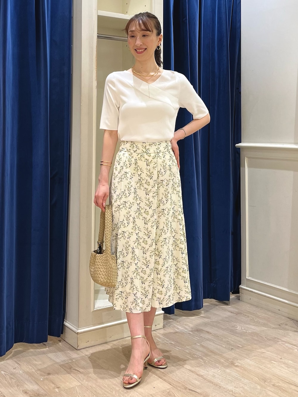 「お出かけコーデ、マーメイドスカート、淡色コーデ、スカートコーデ、パステルカラー、ノーリーズ、キレイめ、花柄、花柄スカート、フラワープリント、ニット、大人かわいい、春コーデ、サマーニット、デートコーデ」｜「grace grace のニュアンスG型イヤリング（イヤリング、ゴールド系）」を使った、nol ikeoさん（骨格ウェーブ・レディース・160cm）の春コーディネートの2枚目の写真