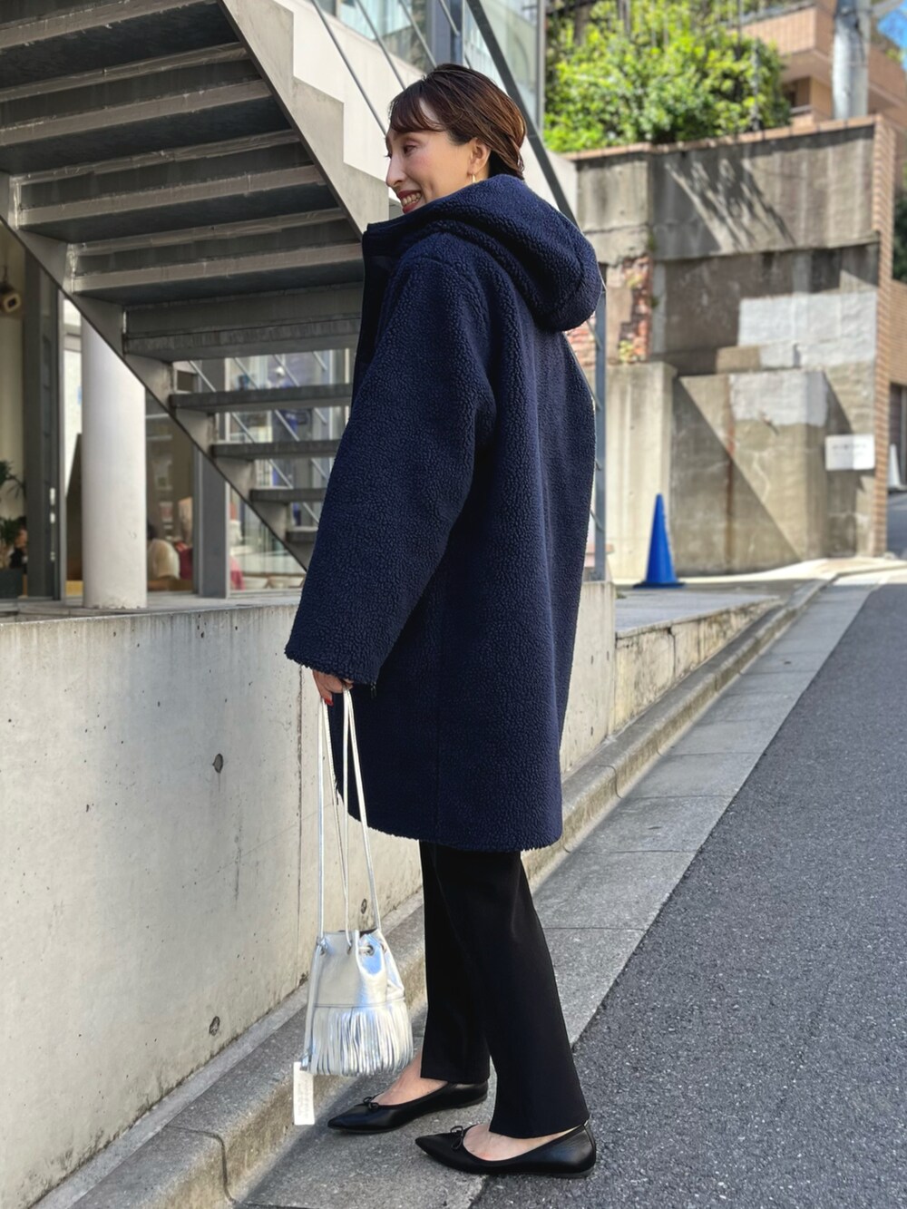 「パンツコーデ、モノトーンコーデ、ブラックコーデ、フラットシューズ、ボア、ボアコート、キルティング、タイオン、TAION、ダウン、ダウンコート、リバーシブル、スリットパンツ、ノーリーズ、シアートップス」｜「TAIONの◇【WEB限定】【TAION/タイオン】別注ボア×ダウンフードコート(リバーシブル)（ダウンジャケット/コート、ブルー系）」を使った、nol ikeoさん（レディース・160cm）の秋コーディネートの4枚目の写真