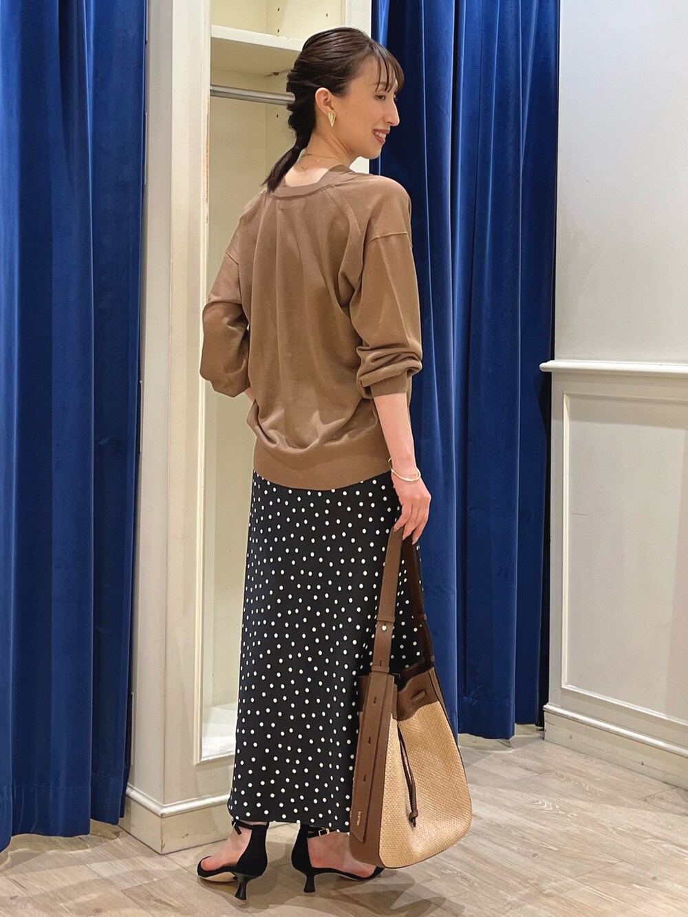 「レイヤードスタイル、春夏コーデ、きれいめカジュアル、シアートップス、マーメイドスカート、スカートコーデ、大人可愛い、ブラウン、ドット、ドット柄、シアー、ホルターネック、ラメ、ノーリーズ、ナロースカート」|「NOLLEY’Sの【grace grace/グラスグラス】ハートイヤリング(イヤリング、ゴールド系)」を使った、nol ikeoさん(骨格ウェーブ・レディース・160cm)の春コーディネートの9枚目の写真