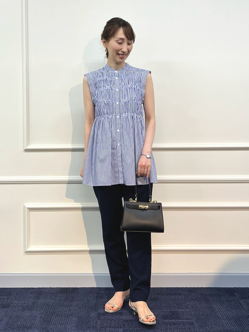ブルー系のシャツ/ブラウス、ブラック系のショルダーバッグ、ブルー系のその他パンツを着用したレディースの夏コーディネートの3枚目の写真