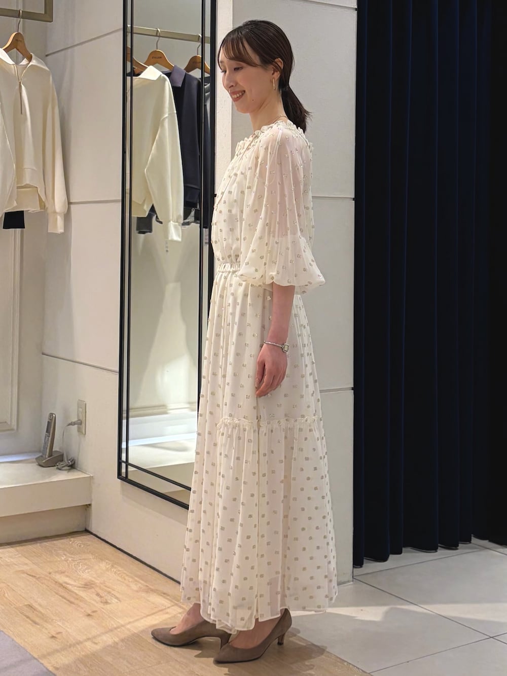 ブラック系のスカート、ホワイト系のシャツ/ブラウス、ホワイト系のキャミソールを着用したレディースの春コーディネートの7枚目の写真