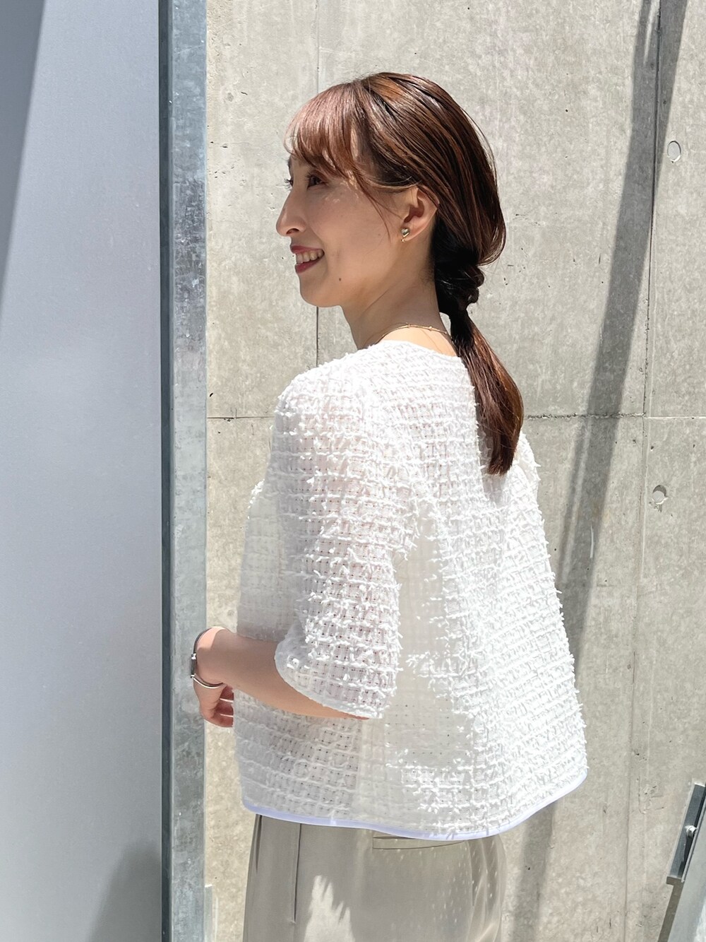 ホワイト系のノーカラージャケット、ベージュ系のその他パンツ、ベージュ系のショルダーバッグを着用したレディースの夏コーディネートの5枚目の写真