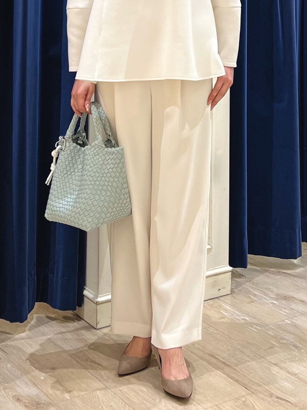 「ホワイト、ホワイトコーデ、ホワイトパンツ、イージーパンツ、ワイドパンツ、パンツ、パンツスタイル、ぺプラムトップス、ワントーンコーデ、オールホワイト、ワントーン、ノーリーズ、春コーデ、きれいめカジュアル、メッシュバッグ」|「NOLLEY’Sの【grace grace/グラスグラス】ハートイヤリング(イヤリング、ゴールド系)」を使った、nol ikeoさん(骨格ウェーブ・レディース・160cm)の春コーディネートの5枚目の写真