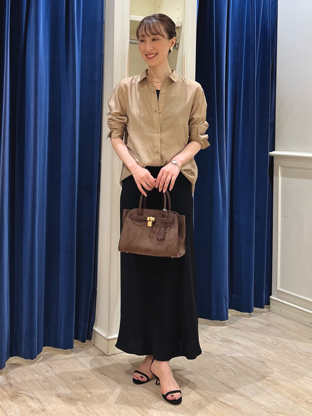 「シアートップス、きれいめカジュアル、オトナ女子、シアー、シアーシャツ、ナロースカート、ロングスカート、マーメイドスカート、スカート、スカートスタイル、シャツ、シャツスタイル、キャメル、ブラック、ノーリーズ」|「NOLLEY’Sの【grace grace/グラスグラス】ハート ピアス(ピアス(両耳用)、ゴールド系)」を使った、nol ikeoさん(骨格ウェーブ・レディース・160cm)の夏コーディネートの2枚目の写真