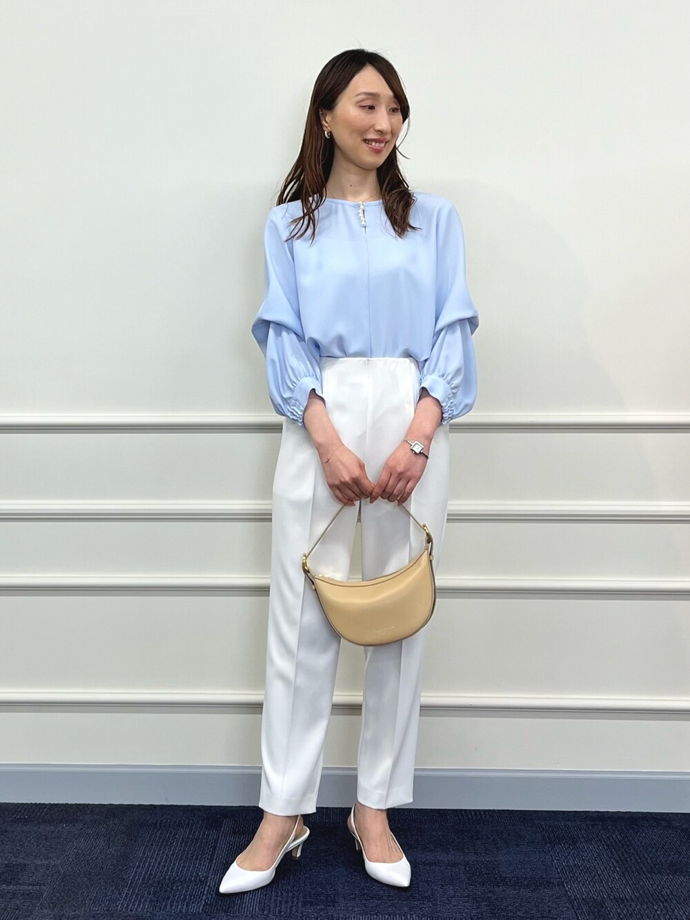 「春コーデ、パンツスタイル、ハンドバッグ、タックパンツ、テーパードパンツ、ブラウス、キレイめ、通勤コーデ、オフィスカジュアル、白パンツ、サックスブルー、ノーリーズ、イージーパンツ、オフィススタイル、ホワイトパンツ」｜「NOLLEY’Sのキラキラピアス（ピアス（両耳用）、ゴールド系）」を使った、nol ikeoさん（レディース・160cm）の春コーディネートの4枚目の写真