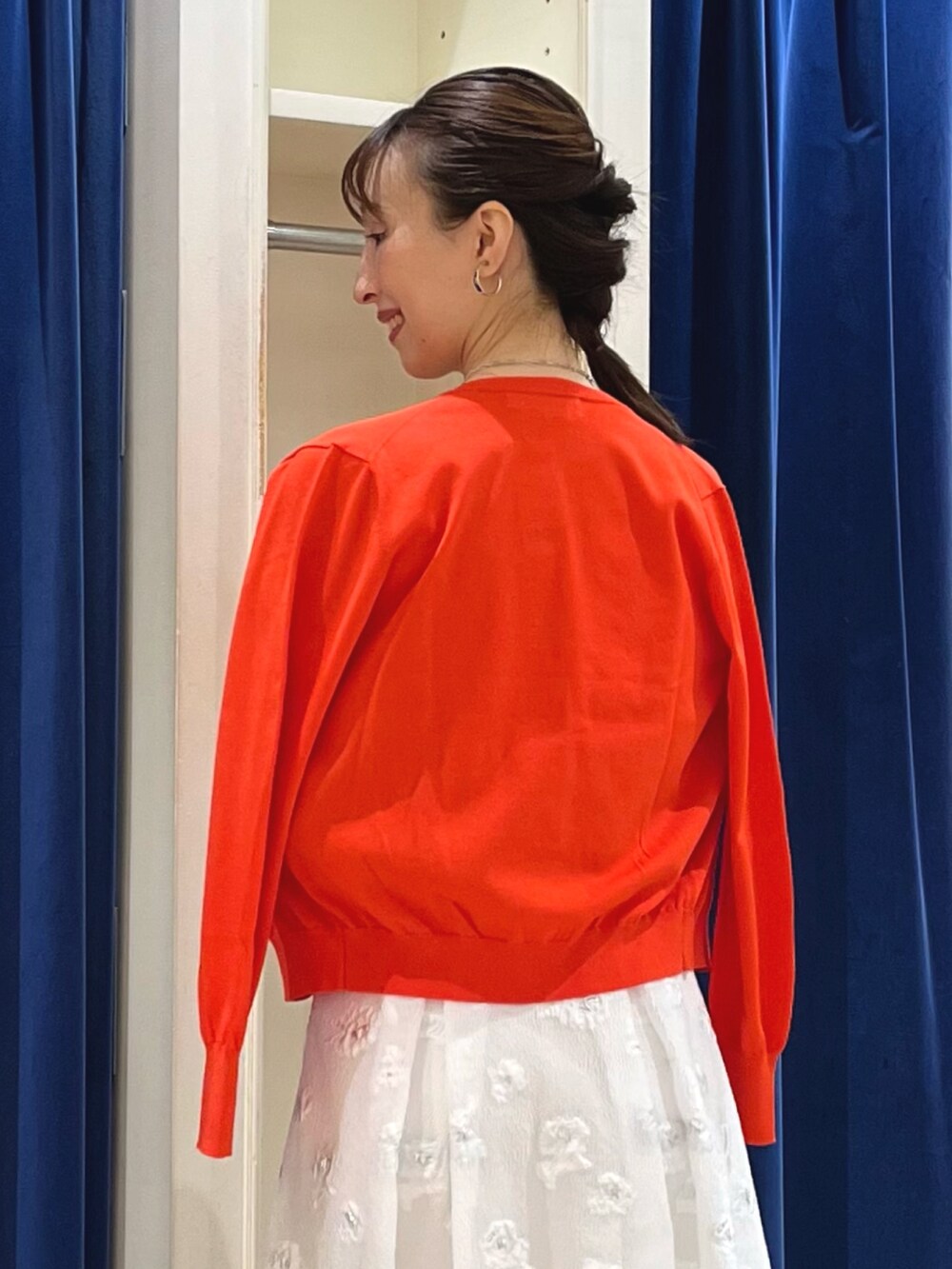 「デートコーデ、夏コーデ、ノースリーブ、お出かけコーデ、大人可愛い、カラーコーデ、大人かわいい、オレンジ、オレンジニット、アンサンブル、カーディガン、フラワープリント、フレアスカート、スカート、ノーリーズ」|「grace grace の【grace grace/グラスグラス】ニュアンスG型イヤリング(イヤリング、シルバー系)」を使った、nol ikeoさん(骨格ウェーブ・レディース・160cm)の夏コーディネートの4枚目の写真