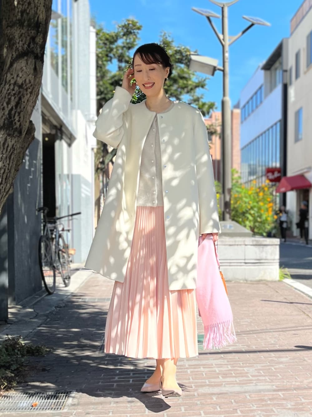 「新星WEARISTAにエントリー、冬アウター、クリスマスに着たい服、マイベストコーデ2023、お出かけコーデ、ロングスカート、淡色コーデ、大人かわいい、キレイめ、ノーカラーコート、プリーツスカート、ノーリーズ、コート、きれいめコーディネート、スカート」｜「NOLLEY’S Sophiのへアリーパール釦クルーネックカーディガン（カーディガン/ボレロ、ベージュ系）」を使った、nol ikeoさん（レディース・160cm）の冬コーディネートの8枚目の写真