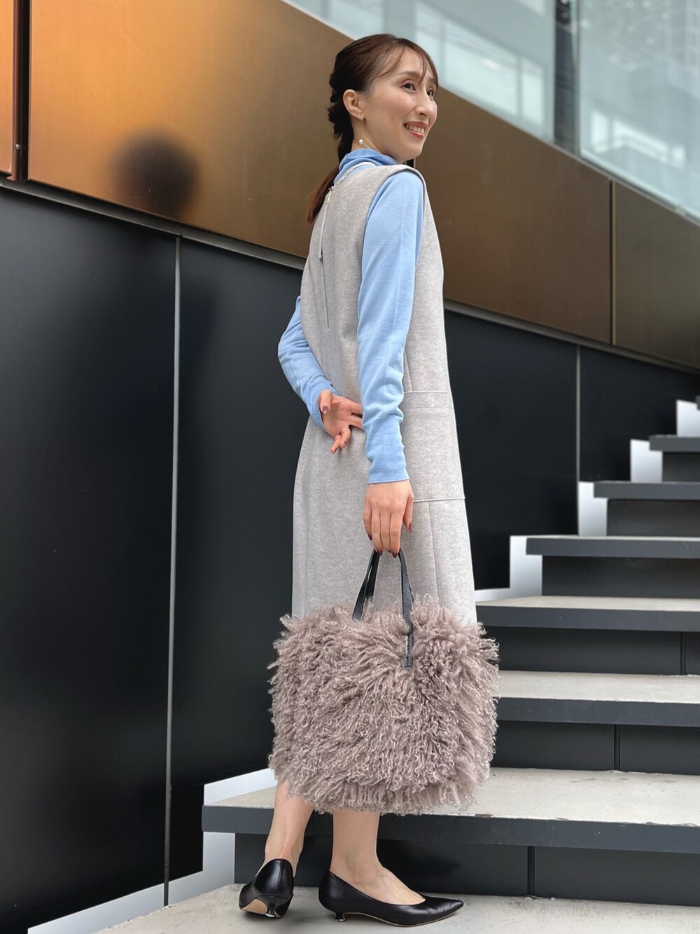 「最近のいい感じコーデ、お出かけコーデ、ワンピース、ニット、クリスマスに着たい服、ファー、休日スタイル、ハイネック、ジャンパースカート、ジャンスカ、ノーリーズ、サックスブルー、グレー、パール、ファーバッグ」｜「NOLLEY’Sのコットンパールブラチェーンイヤリング（イヤリング、ホワイト系）」を使った、nol ikeoさん（レディース・160cm）の冬コーディネートの8枚目の写真