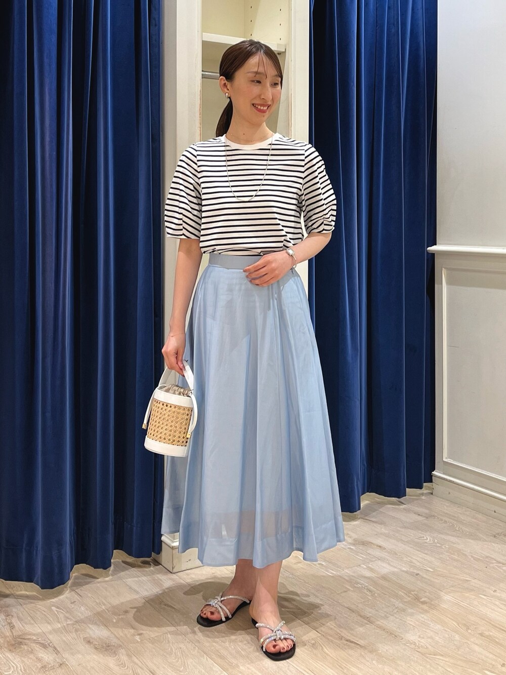 「パステルカラー、春夏コーデ、夏コーデ、カットソー、ボーダー、ボーダートップス、パフスリーブ、Tシャツ、シアー、フレアスカート、スカート、きれいめカジュアル、ノーリーズ、かごバッグ、マリン」|「NOLLEY’S Sophiのパドルクリップイヤリング&イヤーカフ(イヤリング、シルバー系)」を使った、nol ikeoさん(レディース・160cm)の春コーディネートの4枚目の写真