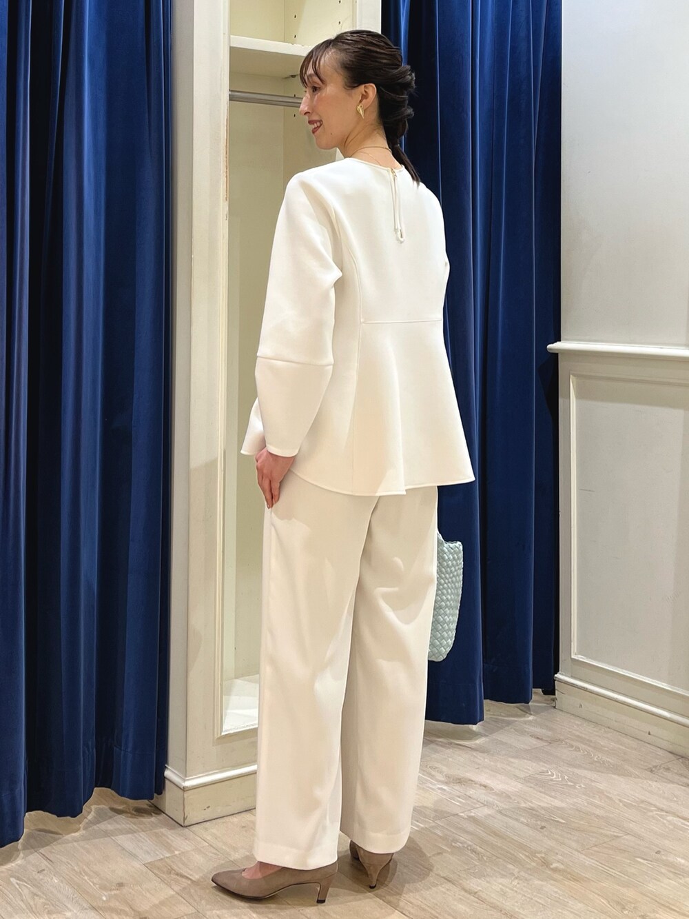 「ホワイト、ホワイトコーデ、ホワイトパンツ、イージーパンツ、ワイドパンツ、パンツ、パンツスタイル、ぺプラムトップス、ワントーンコーデ、オールホワイト、ワントーン、ノーリーズ、春コーデ、きれいめカジュアル、メッシュバッグ」|「NOLLEY’Sの【grace grace/グラスグラス】ハートイヤリング(イヤリング、ゴールド系)」を使った、nol ikeoさん(骨格ウェーブ・レディース・160cm)の春コーディネートの8枚目の写真